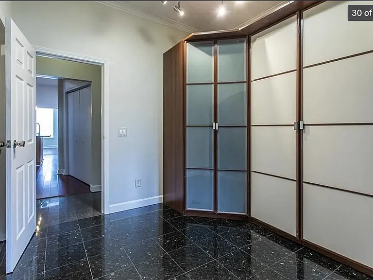 Master Bedroom - Walkin Closet