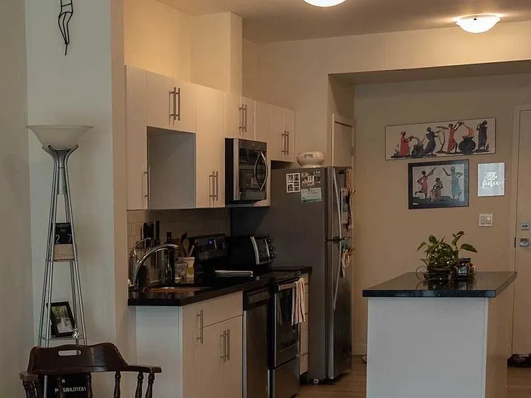 690 King St W #215 — Photo 3