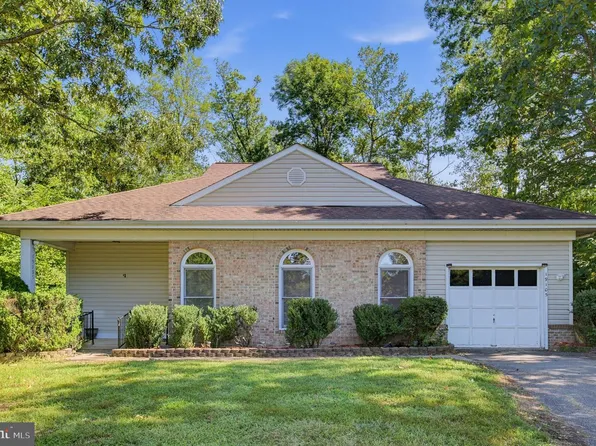 19105 Wayne Dr, Triangle, VA 22172