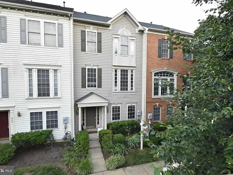 925 Harrison Cir — Photo 2