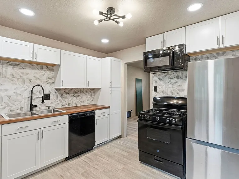 405 Wilhelmia Ave #A — Photo 5