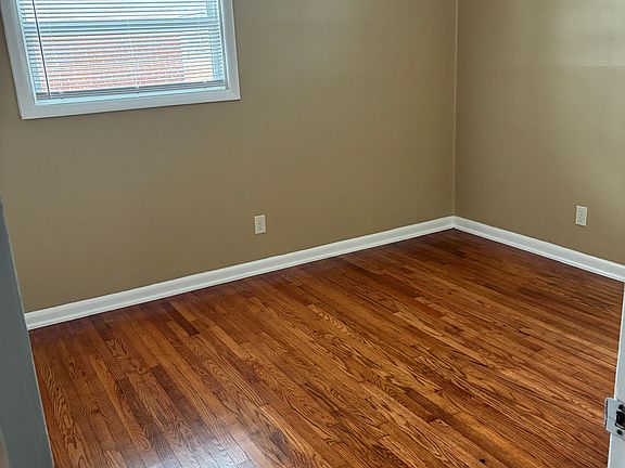 3rd image of 922 Glenwood Dr
