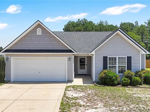 2233 Sir Michael Dr, Hope Mills, NC 28348