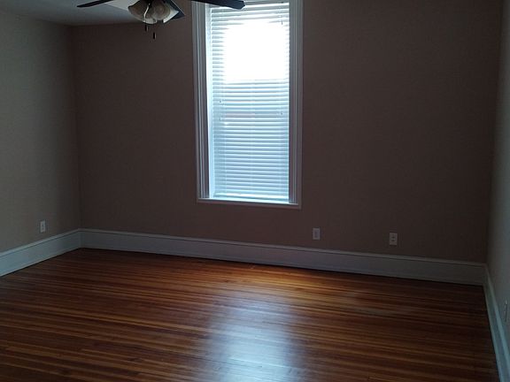 4th image of 205 E Walnut St #D