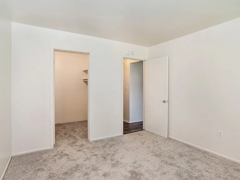 Sunflower Apartments — Photo 20
