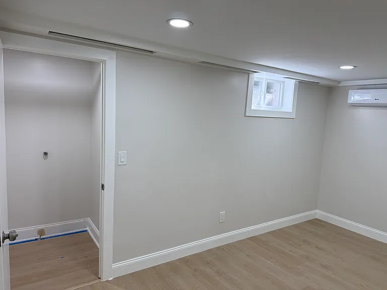 93 Clunie Ave #BASEMENT — Photo 6