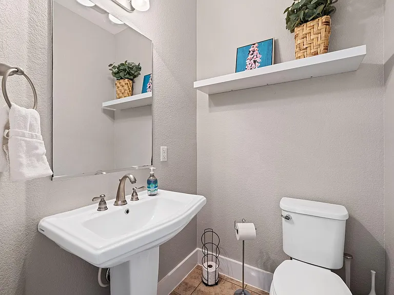 2215 Katy Ln #C — Photo 24