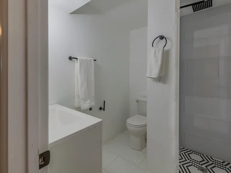 302 E Adams St — Photo 11
