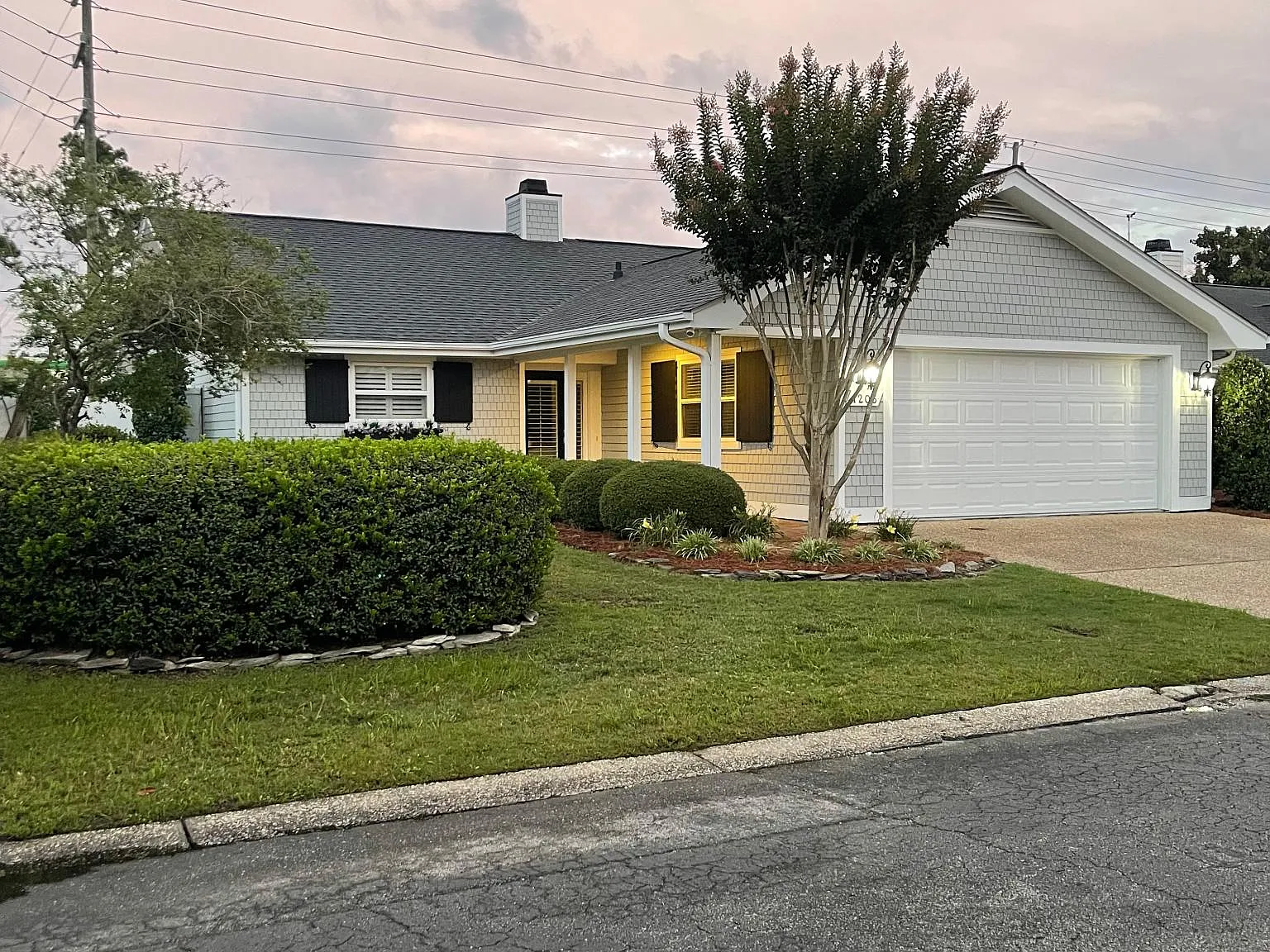 3 bed, 2.5 bath, 2100 sqft, $4,100 — Photo 2