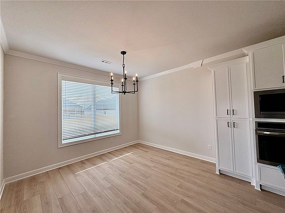 5th image of 2121 Porter St