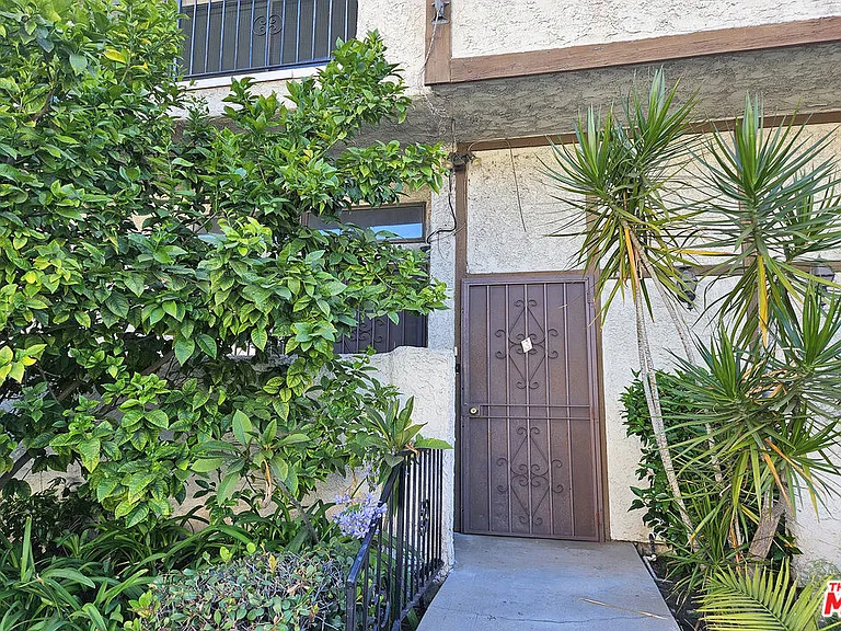 13243 Vanowen St #3 — Photo 32