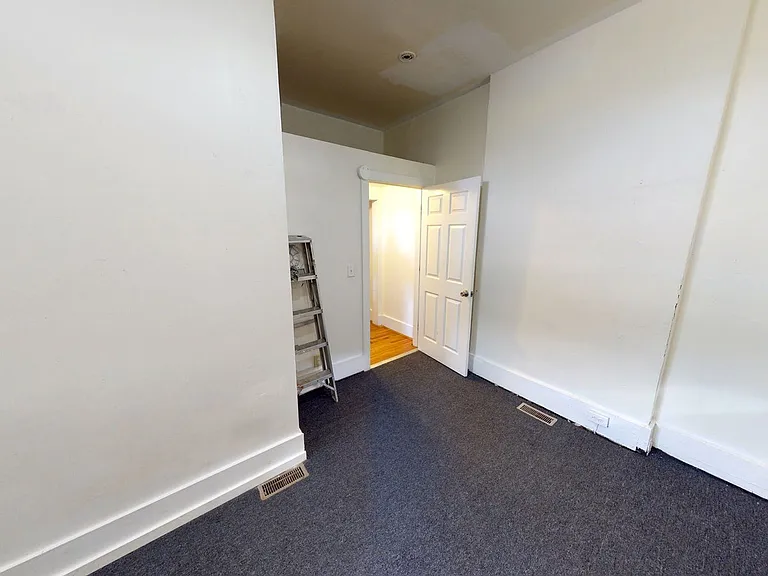 2431 Vine St — Photo 4