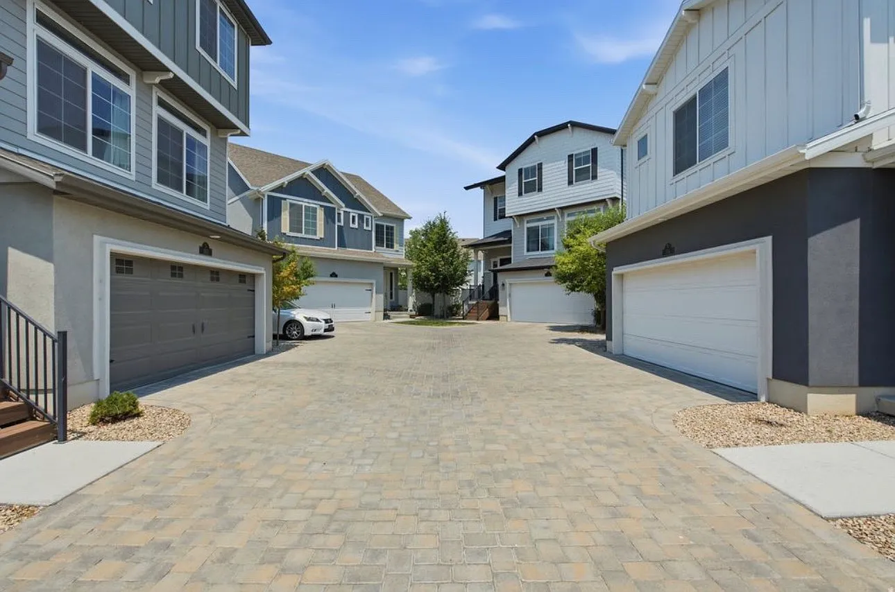 3 bed, 2234 sqft, $3,200 — Photo 3