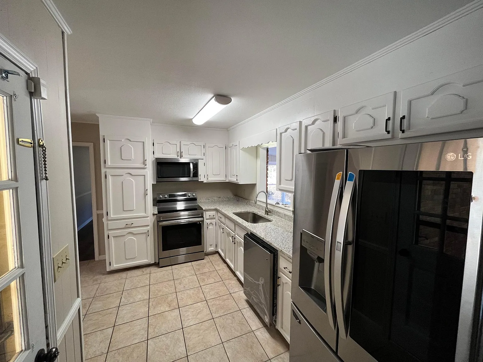 3 bed, 2032 sqft, $1,950 — Photo 4