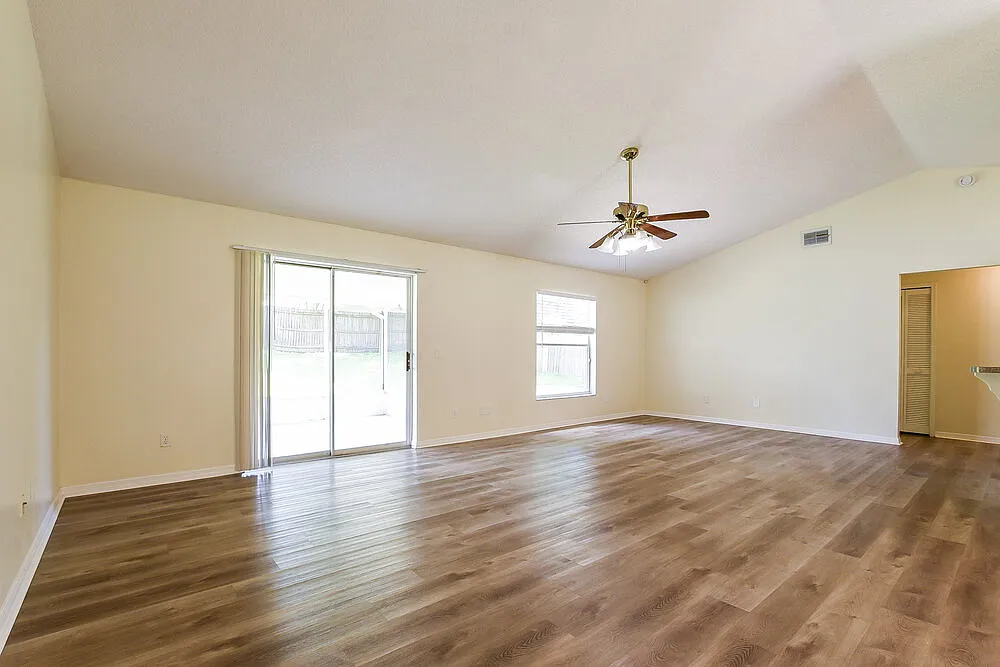 3 bed, 2.0 bath, 1595 sqft, $2,380 — Photo 3