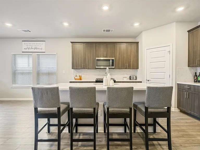 10310 Mager Ln — Photo 3