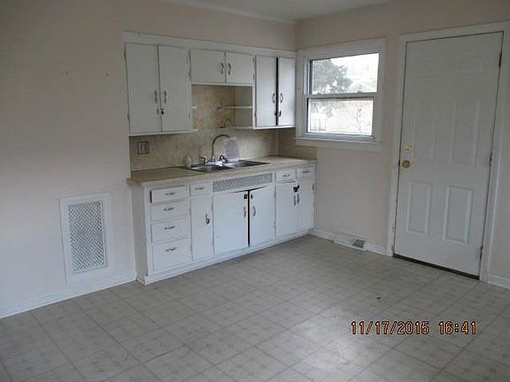3rd image of 4849 Leamington Ave