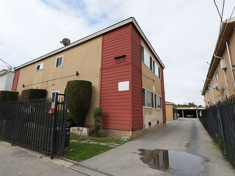 11915 Manor Dr — Photo 1