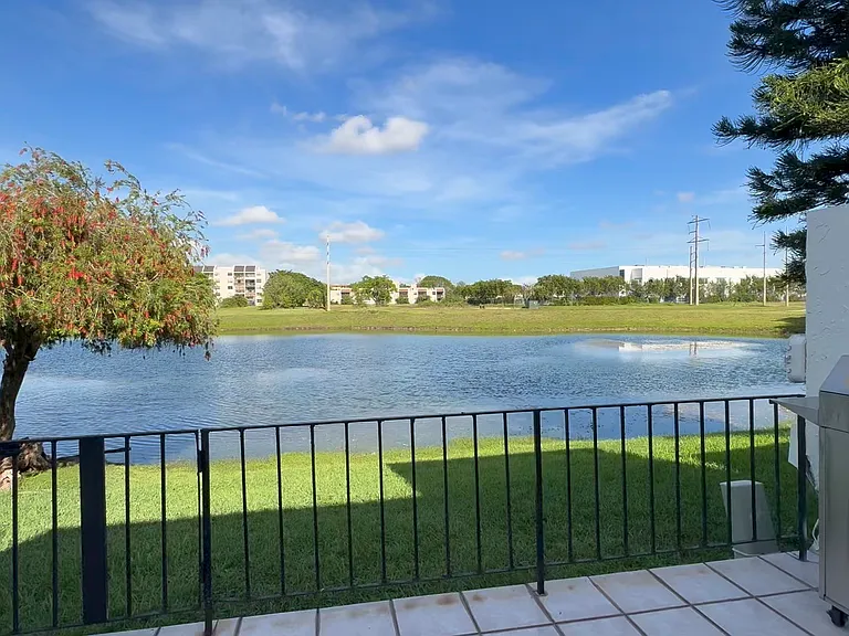 Fontainebleau Blvd — Photo 20