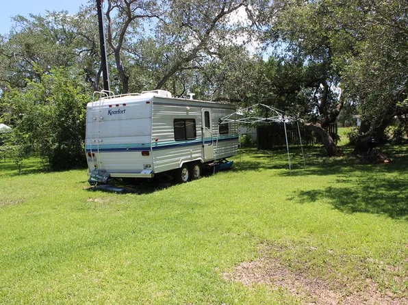 158 Old River Rd S, Palacios, TX 77465