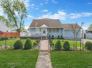 34 E Beech St, Central Islip, NY 11722