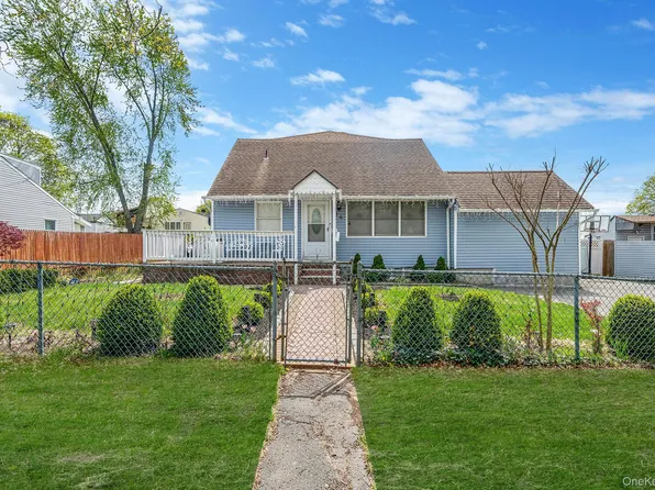 34 E Beech Street, Central Islip, NY 11722