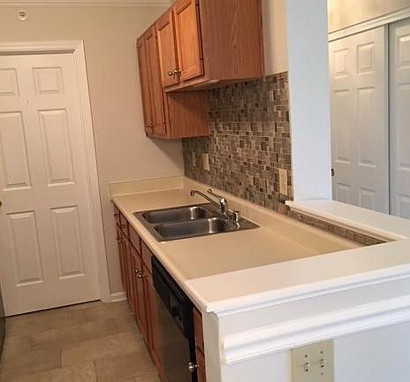 Kitchen w/backsplash