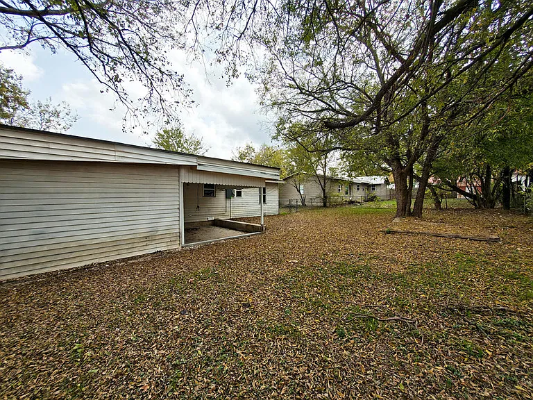 202 Margaret Lee St — Photo 11