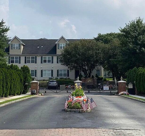 220 Cambridge Ct — Photo 1