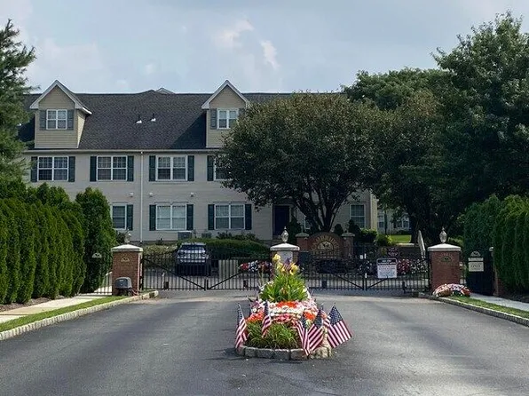 220 Cambridge Ct, Clifton, NJ 07014