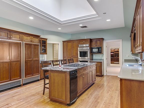 5th image of 38 Storrow Cir