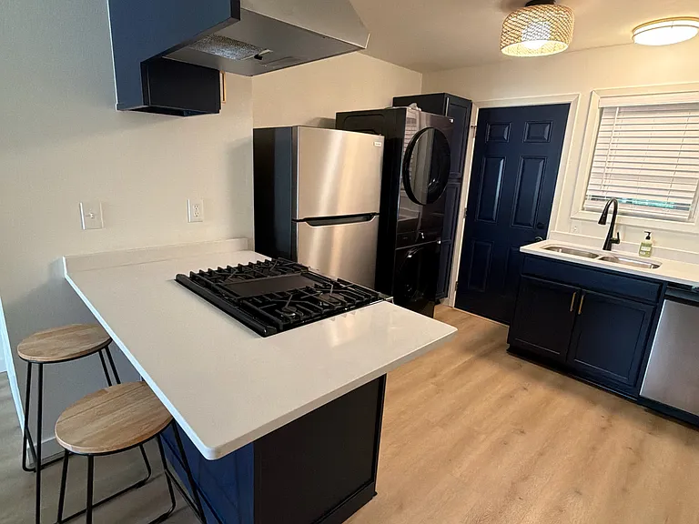 481 W Spruce St — Photo 8