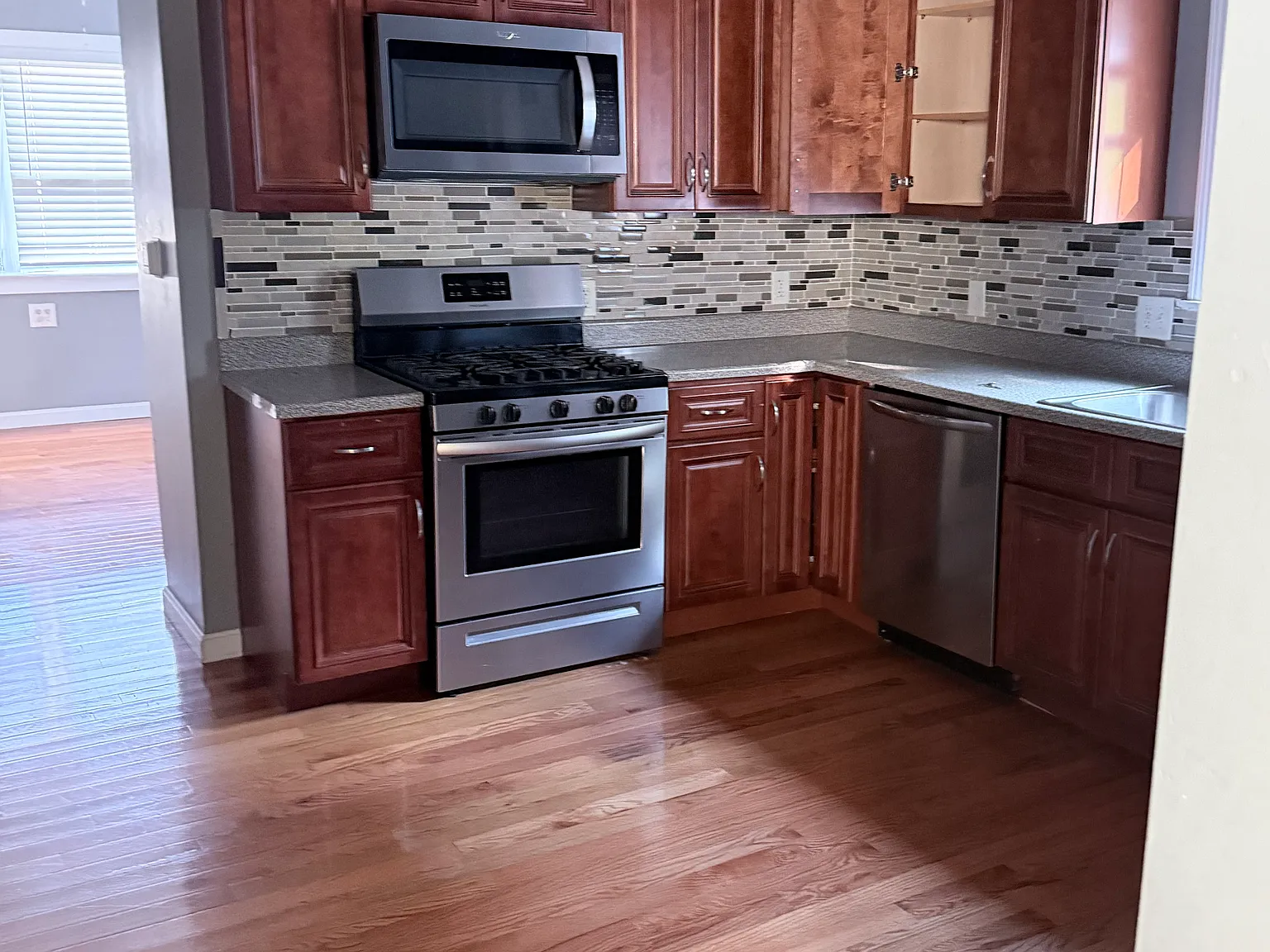 6 bed, $4,500 — Photo 3