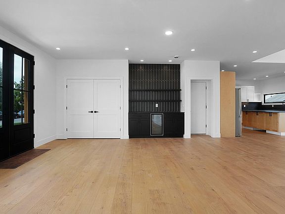 5th image of 25 Red Maple Drive N