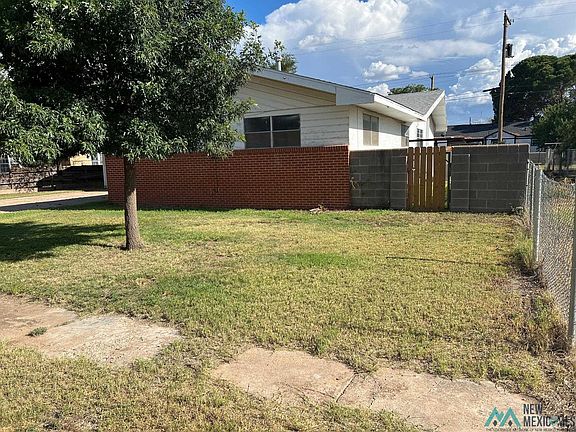 3rd image of 719 W 16th Ln