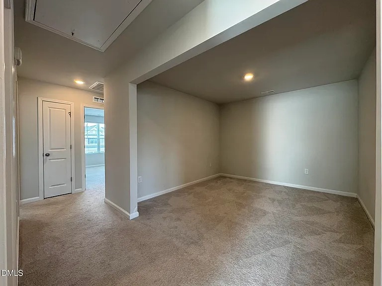 104 Jade Creek Dr — Photo 32