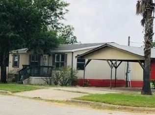 305 W Leona St, Pearsall, TX 78061