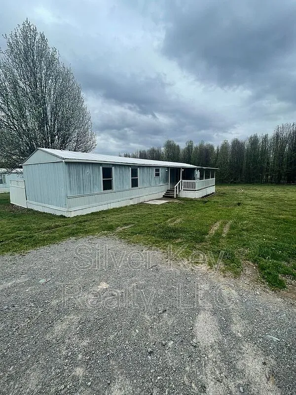 3 bed, 2.0 bath, $1,095 — Photo 2