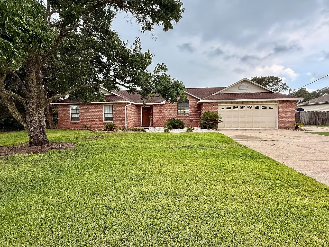 4 bed, 2.5 bath, 1717 sqft, $1,350 — Photo 2