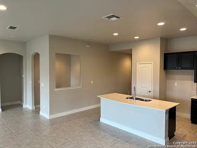4 bed, 2.0 bath, 1863 sqft, $2,500 — Photo 3
