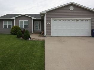 5663 Summerland Dr, Waterloo, IA 50701