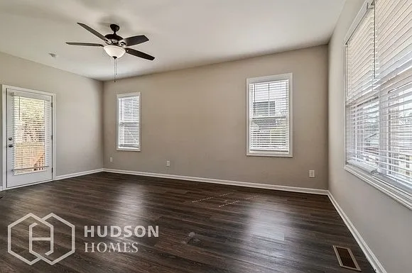 3 bed, 2.0 bath, 1457 sqft, $1,725 — Photo 3