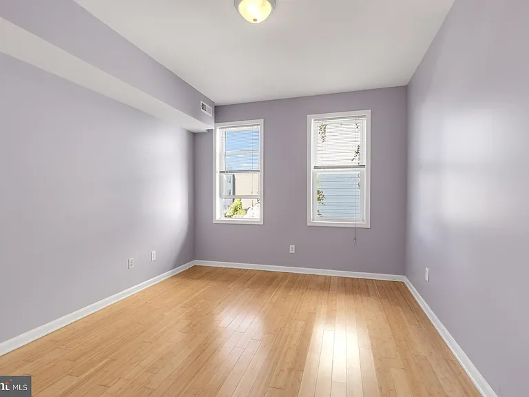 2476 Emerald St — Photo 11