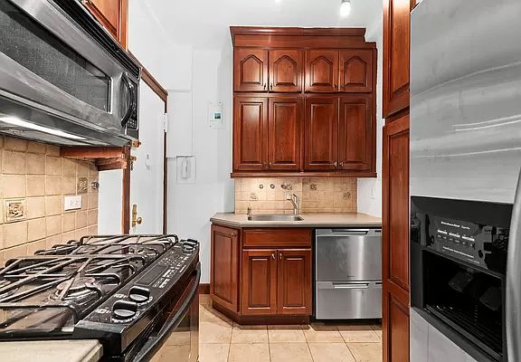 3rd image of 250 W 75th St APT 1C