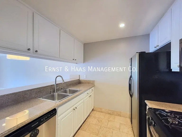 421 W 6th St #103 — Photo 9