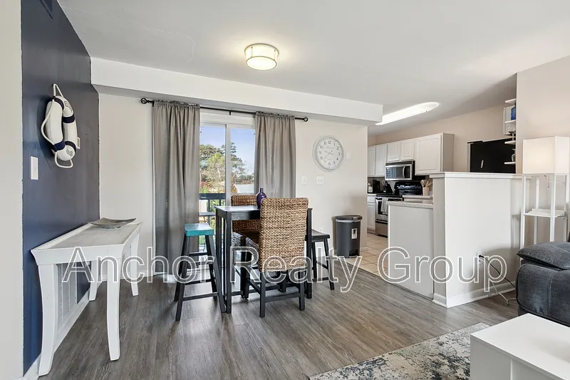 2 bed, 1.0 bath, $2,400 — Photo 4