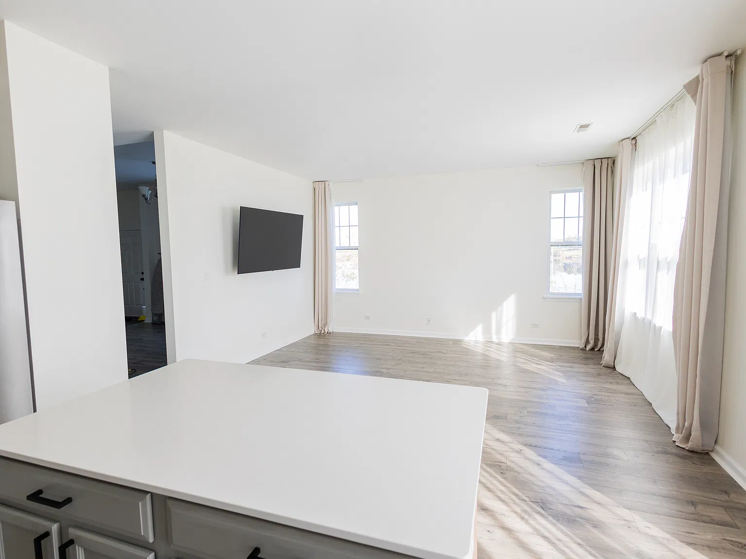 3 bed, 2.5 bath, 2200 sqft, $2,600 — Photo 4