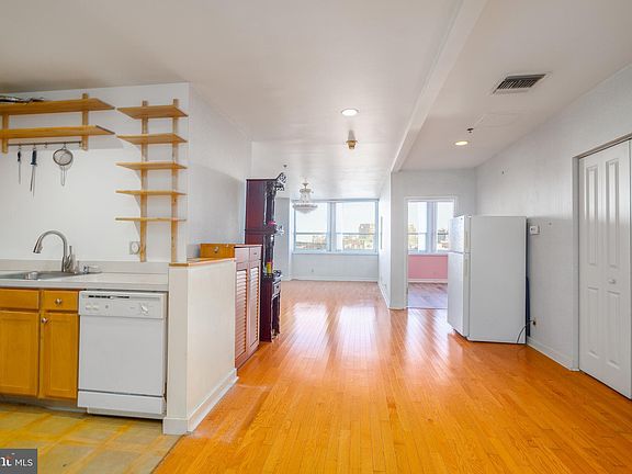 4th image of 1100 Vine St APT 504