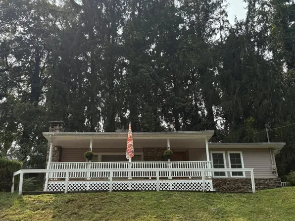 1060 Brookside Dr, Fairmont, WV 26554