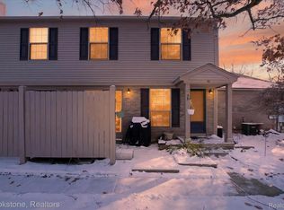 30 Pine Tree Ridge Dr Unit 2, Waterford, MI 48327